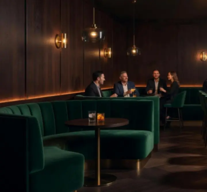 Sfeervol interieur van Office Tidy NL met warme verlichting en stijlvolle bar