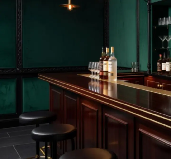 Stijlvolle barcounter bij Office Tidy NL met warme amberverlichting en glanzende glazen